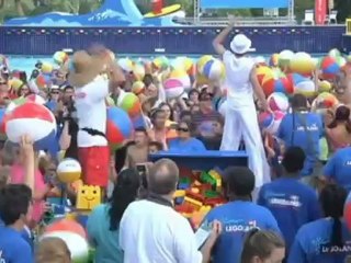 Nuevo récord mundial: 1.355 personas lanzando al aire balones de playa a la vez