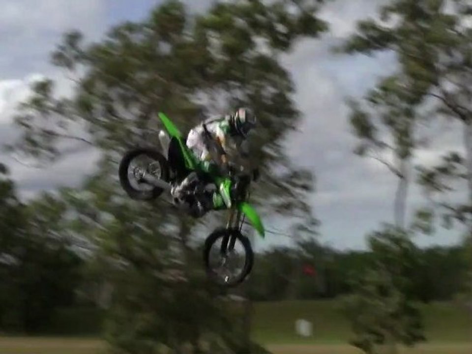 Terrible faceplant lors d'un crash en motocross