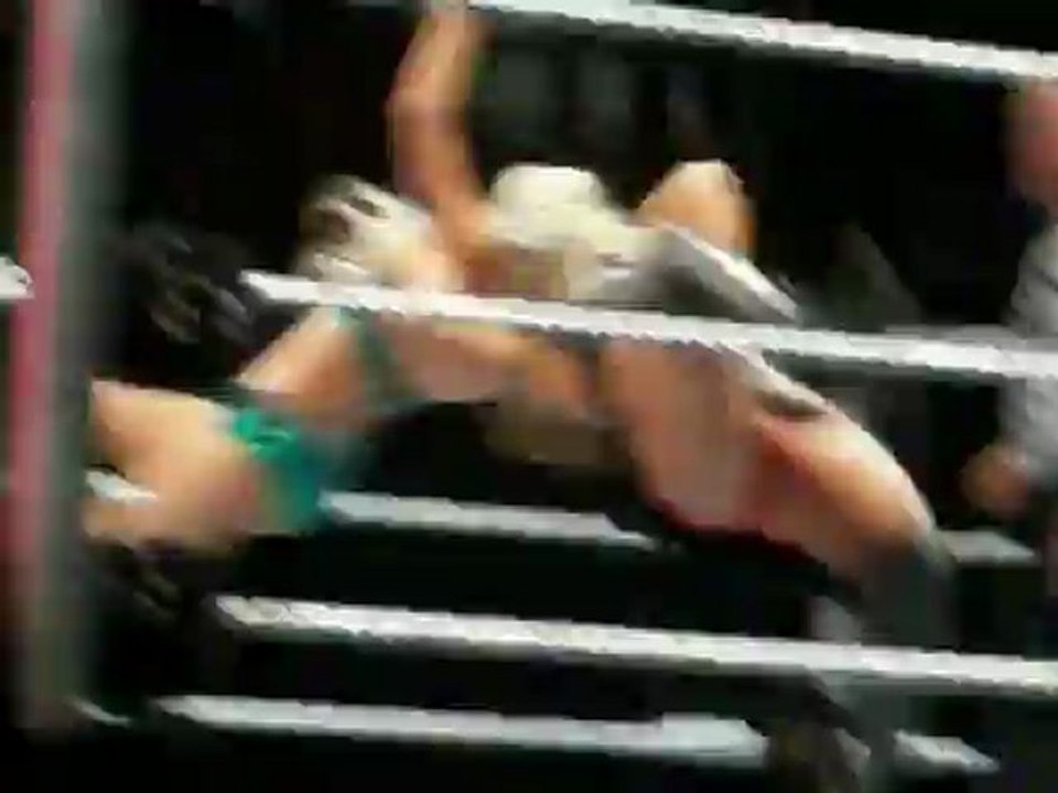 WWE RAW World Tour - São Paulo 24/05/12 - Kelly Kelly neckbreaker on Beth Phoenix