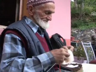 Hüseyin Dede, Örgü Örüyor