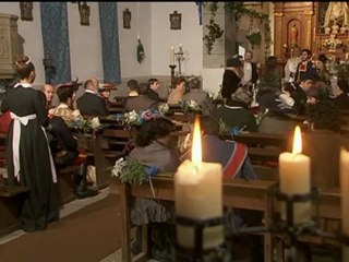 Pepa lo cuenta todo en la iglesia.