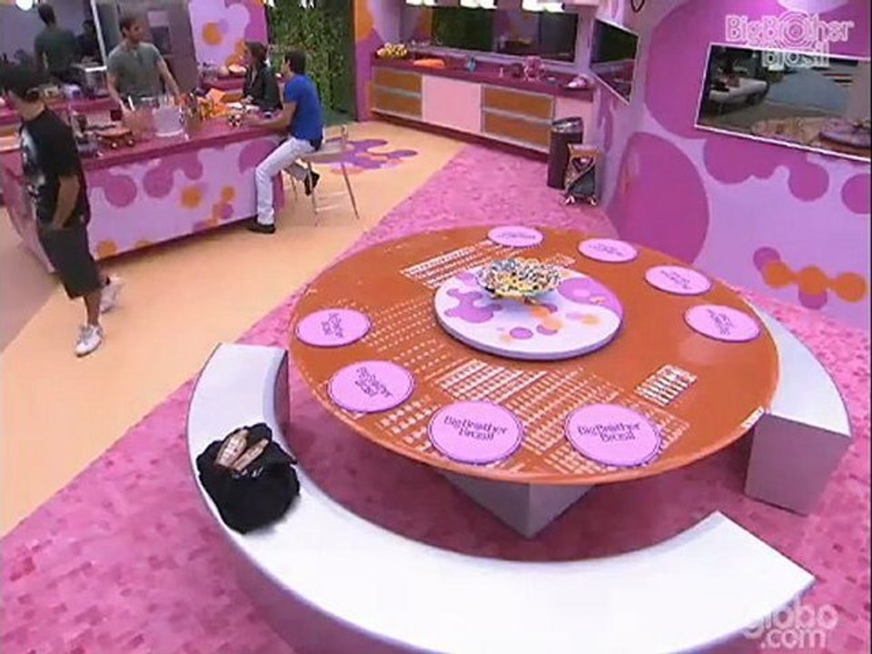 Monique e Jonas conversando na cozinha 05/03 noite parte 5