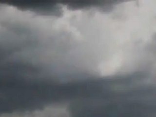 UFO. (caché dans les nuages). Budapest.2012.