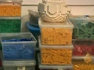 الليغو..خامة فنية لتشكيل مجسمات تعالج قضايا إنسانية