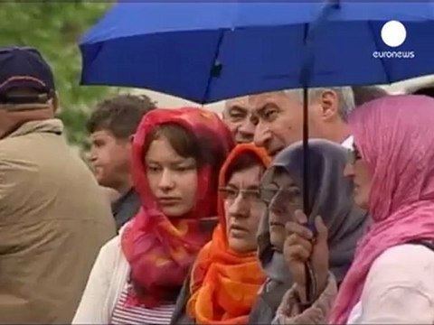 Funerali collettivi per 66 vittime della guerra di Bosnia