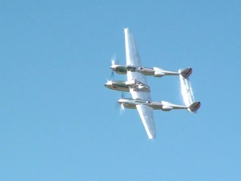 P 38 Lightning Red Bull Vol Fly and Landing Full HD Meeting aérien La ferté-Alais LFTA 2012