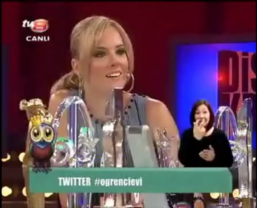 Disko Kralı_nda Okan Bayülgen_den Beyaz taklidi