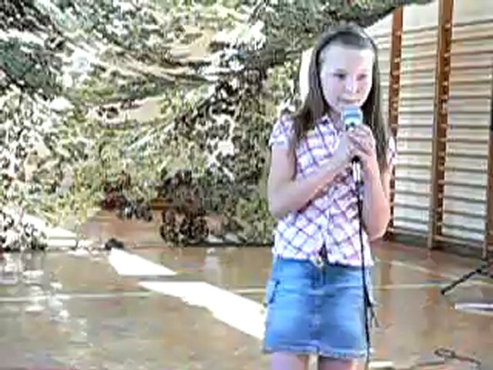 Wiktoria z klasy IV w piosence pt. "Przyjaciel od zaraz"  -  II miejsce w kategorii IV - VI w I Gminnym Festiwalu Piosenki