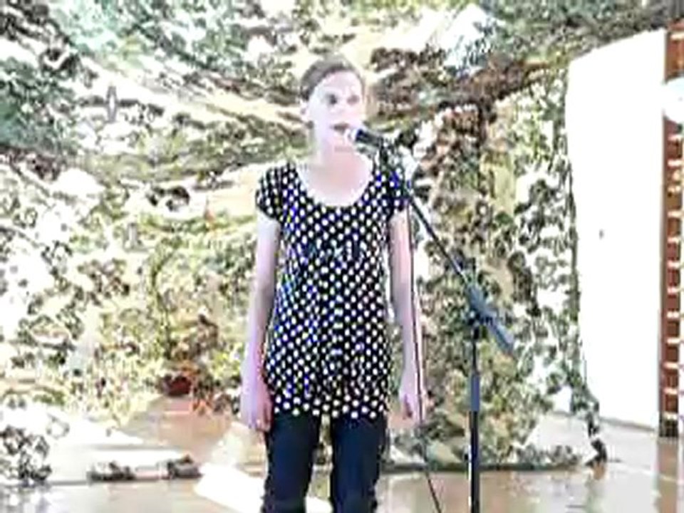 Karolina z klasy 5 w piosence pt. "Bajka" - III miejsce w kategorii IV - VI w I Gminnym Festiwalu Piosenki w Droltowicach