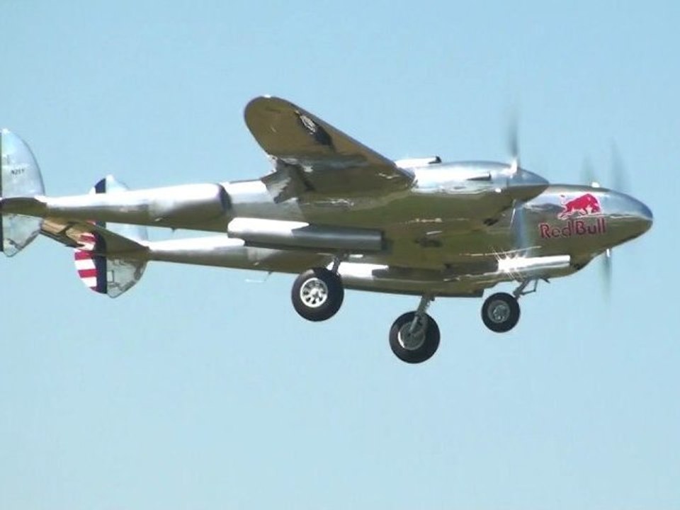 P 38 Lightning Red Bull au Décollage Full HD Meeting aérien La ferté-Alais  LFTA 2012