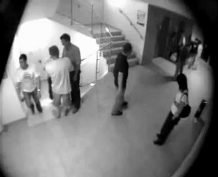 Régis s'amuse dans les escaliers