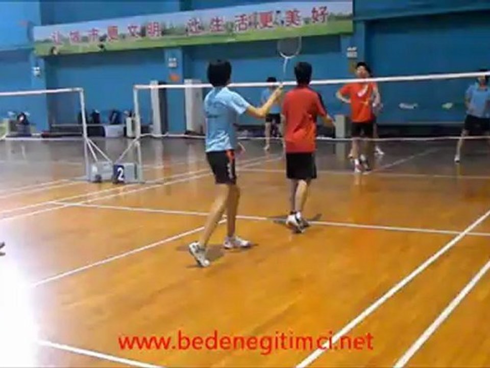 BADMİNTONDA 3'E 3 OYUN-VİDEO-2