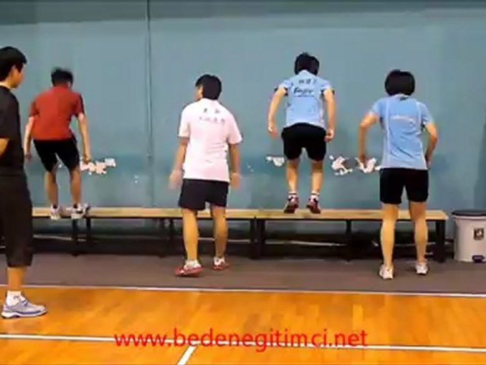 BADMİNTONDA ÇİFT AYAK BANK ÜZERİNE SIÇRAMA VİDEO-3