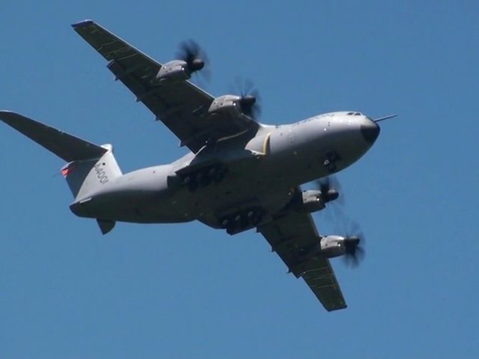 Airbus A400M en Vol Fly Full HD Meeting aérien La ferté-Alais  LFTA 2012 .002