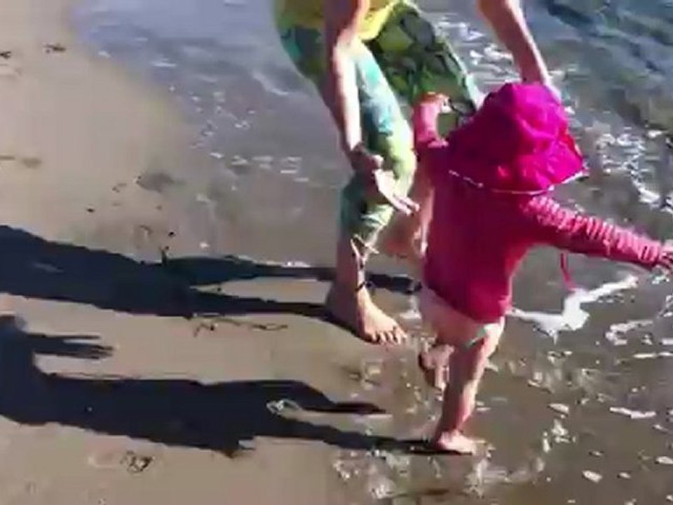1ers pas de Lou...dans la mer !