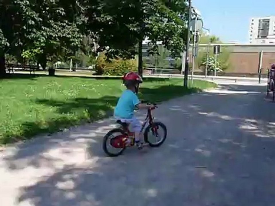 Arthur fait du vélo
