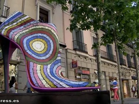 La Exposición de zapatos gigantes Shoe Street Art rinde home