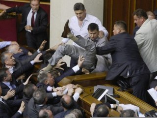 ZAPPING ACTU DU 28/05/2012 - Scène de bagarre au Parlement ukrainien !