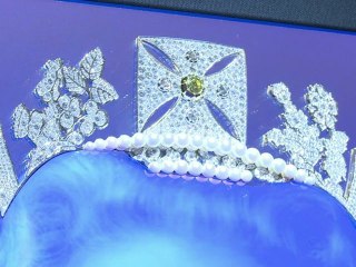 Un portrait en 3D de la Reine Elizabeth II renferme un diadème en diamants