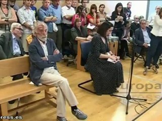 Javier Krahe se sienta en el banquillo