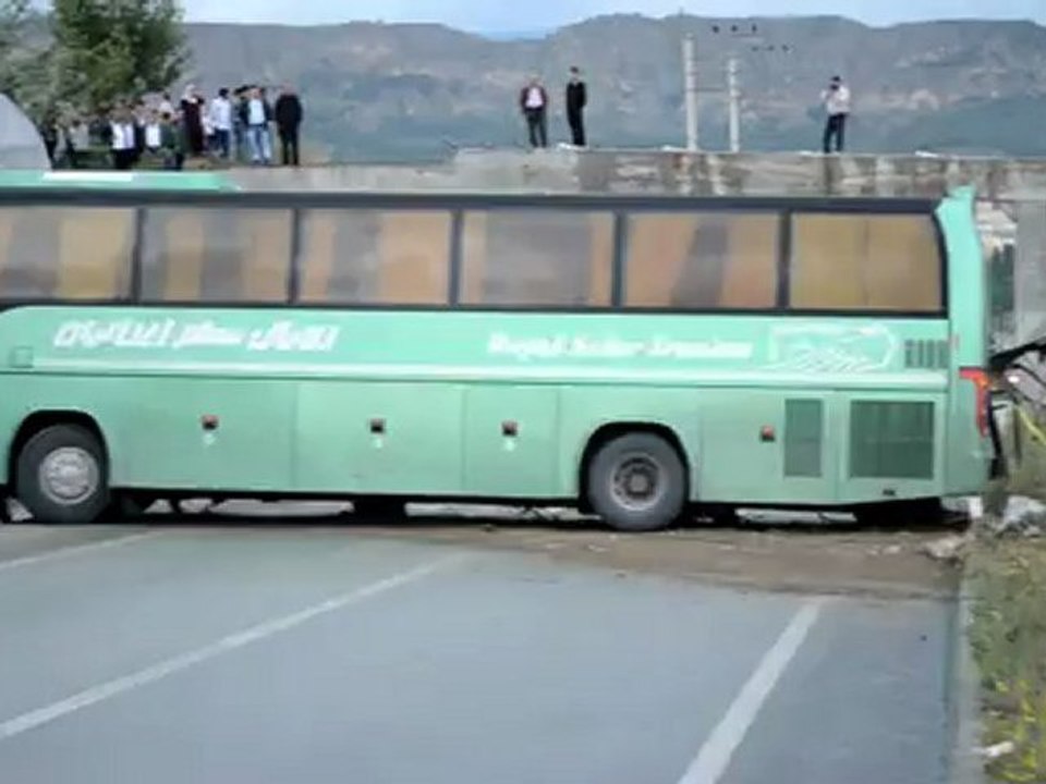 Tosya D-100'de İran Otobüsü Kaza Yaptı.www.tosyahaberleri.com