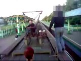 3 enfants défient la mort sur le toit d'un train