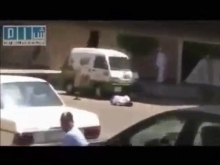 ملك من الملائكه لابس زي ابيض يحمل شهيد بيد وحده بسوريا