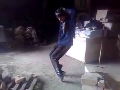 Ouvrier de chantier danse comme Michael Jackson