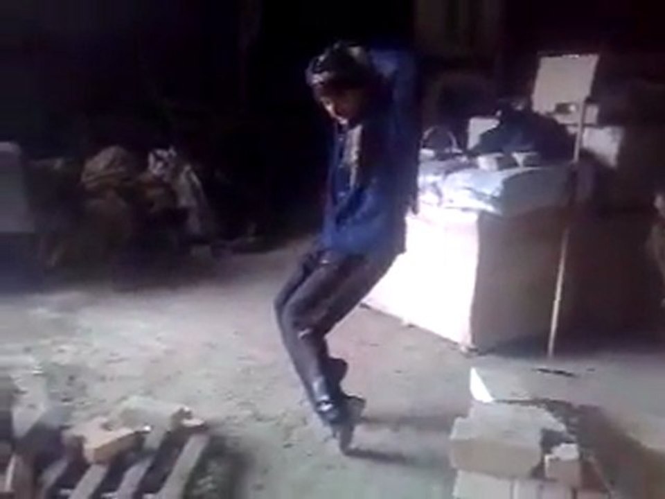 Ouvrier de chantier danse comme Michael Jackson
