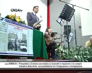 Presentata a Crotone una mostra su lavavetri e macaronì e vù cumprà