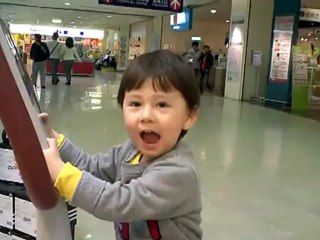 Man Shakes Baby Violently in Mall - Caught on Video