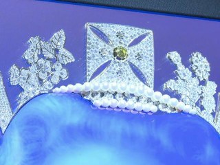 Britain's diamond-studded Queen portrayed in 3D