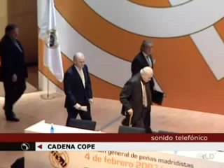 "Calderón llena la Asamblea de gente a cambio de entradas