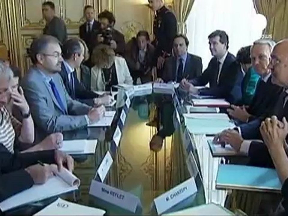 French unions urge Hollande to hike minimum wage