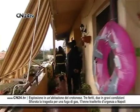 Esplosione in una abitazione di Crotone. Ferite tre persone, donna si lancia dal balcone | LE FOTO