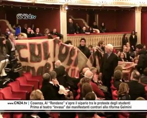 Teatro Rendano, debutto stagione all’insegna della protesta
