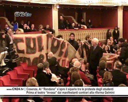 Teatro Rendano, debutto stagione all’insegna della protesta
