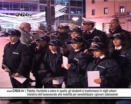 Paletta, fischietto e zaino in spalla: gli studenti si trasformano in vigili urbani