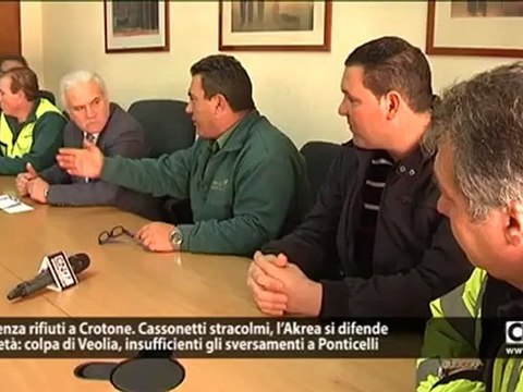 Emergenza rifiuti a Crotone. Cassonetti stracolmi, l’Akrea si difende