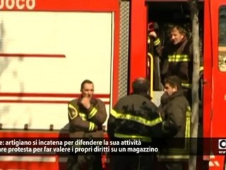 Crotone: artigiano si incatena per difendere la sua attività