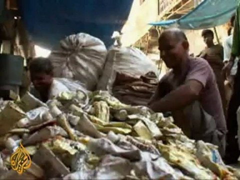Mumbai slum dwellers turn rubbish into small fortunes