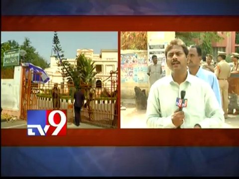 Police prevent YSRC cadre from entering CBI court