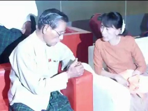 Suu Kyi quitte Rangoun pour son premier voyage à l'étranger