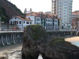 La PEÑA FURADA en la playa de La Pregona de Candás