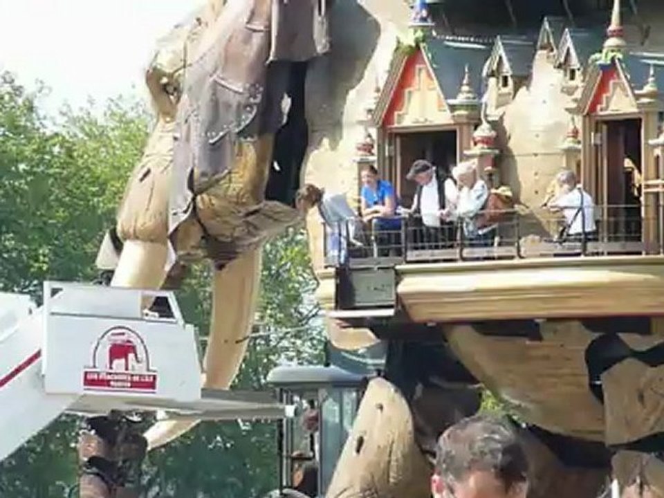 Le grand éléphant sur l'île de Nantes le 26/05/2012 - 02