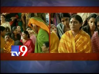 Vijayamma breaks fast by drinking juice