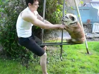 Loli fait de la balancoire avec TontonDam !