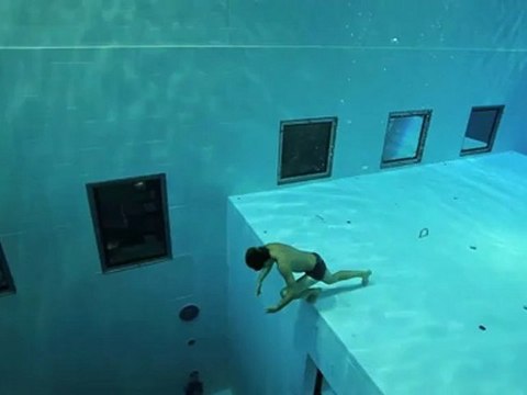 Guillaume Néry dans la plus grande piscine du monde NEMO 33