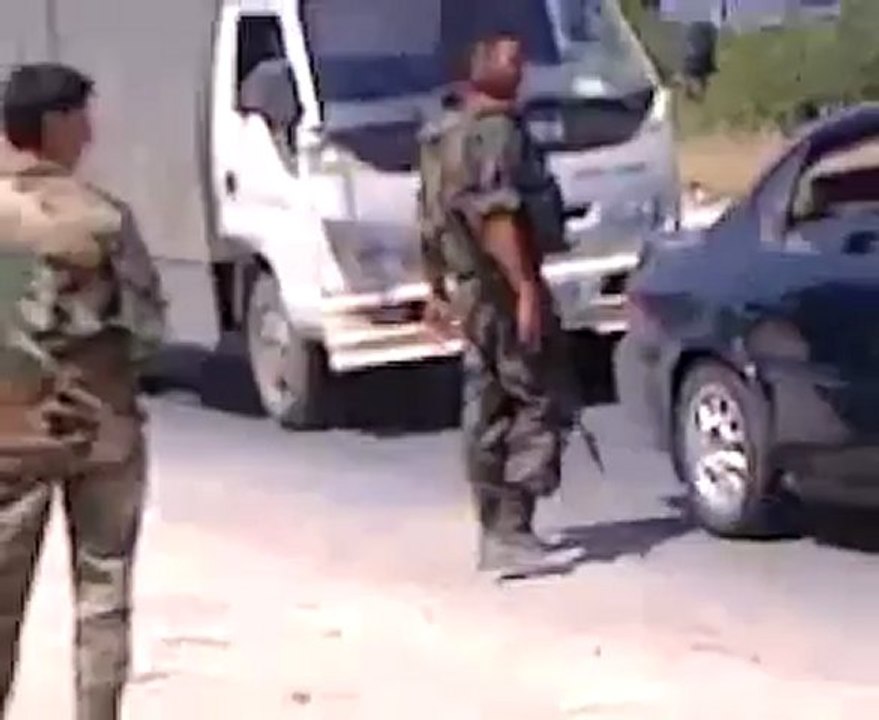 Syria فري برس مقطع مسرب حاجز عسكري لتفتيش السيارات ثم نهبها Syria