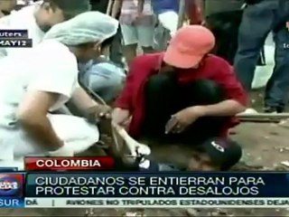 En protesta, diez hombres se entierran para impedir desalojo